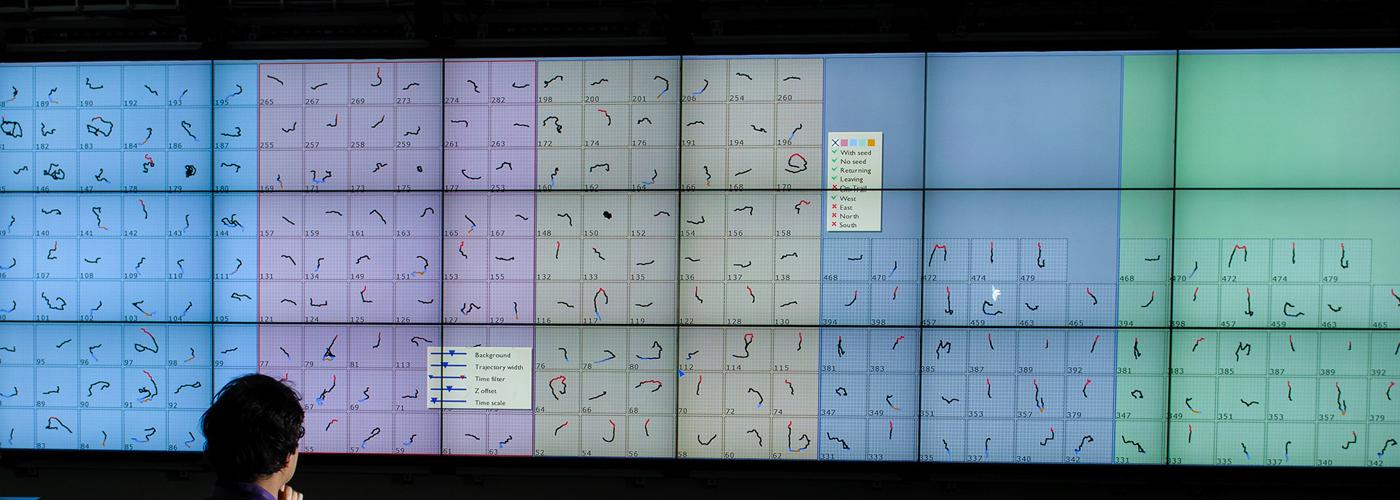 Scalable visual queries for data exploration on large, high-resolution 3D displays